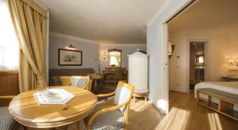 Alpen Suite Hotel Madonna エクステリア 写真