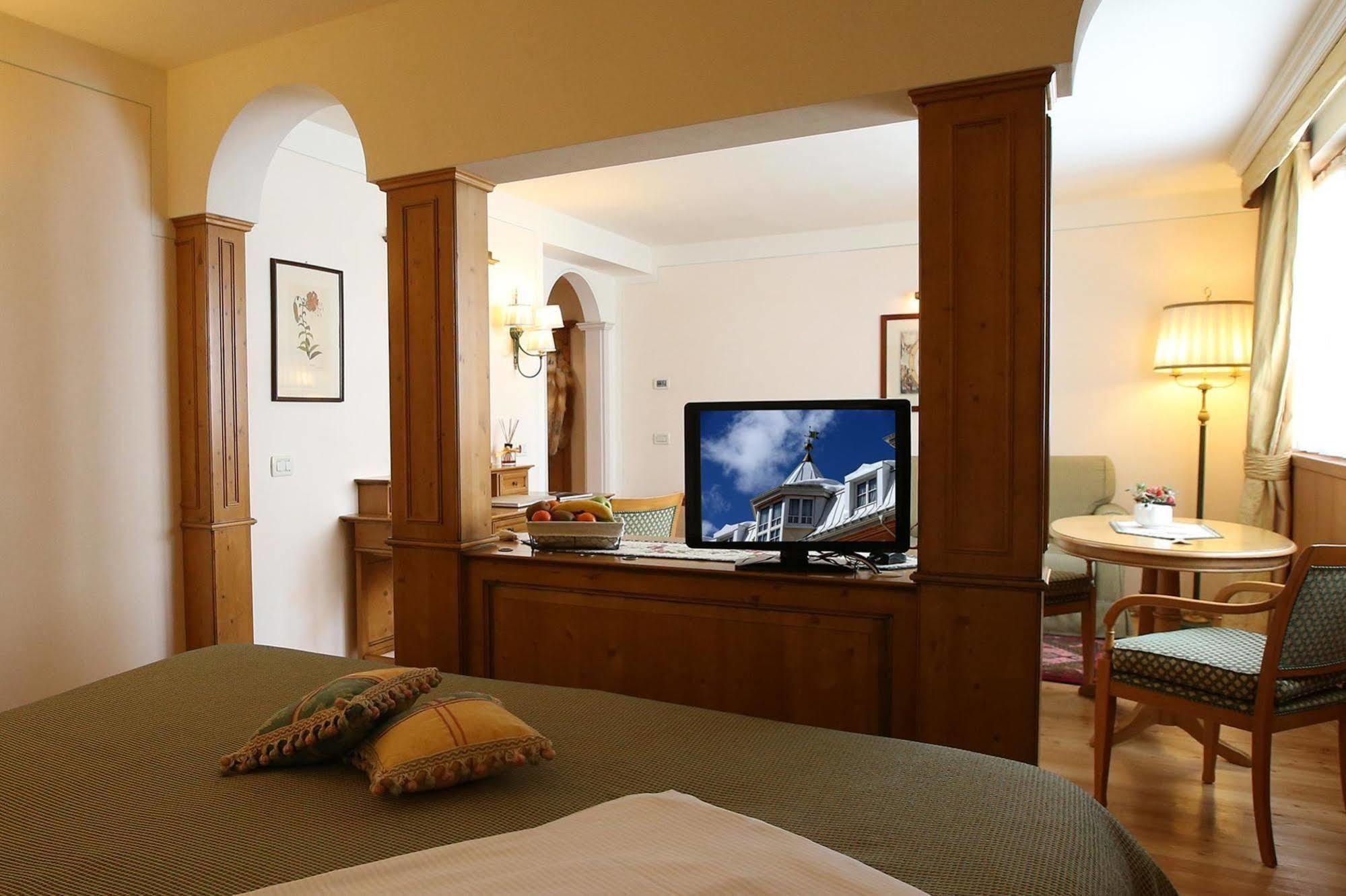 Alpen Suite Hotel Madonna エクステリア 写真