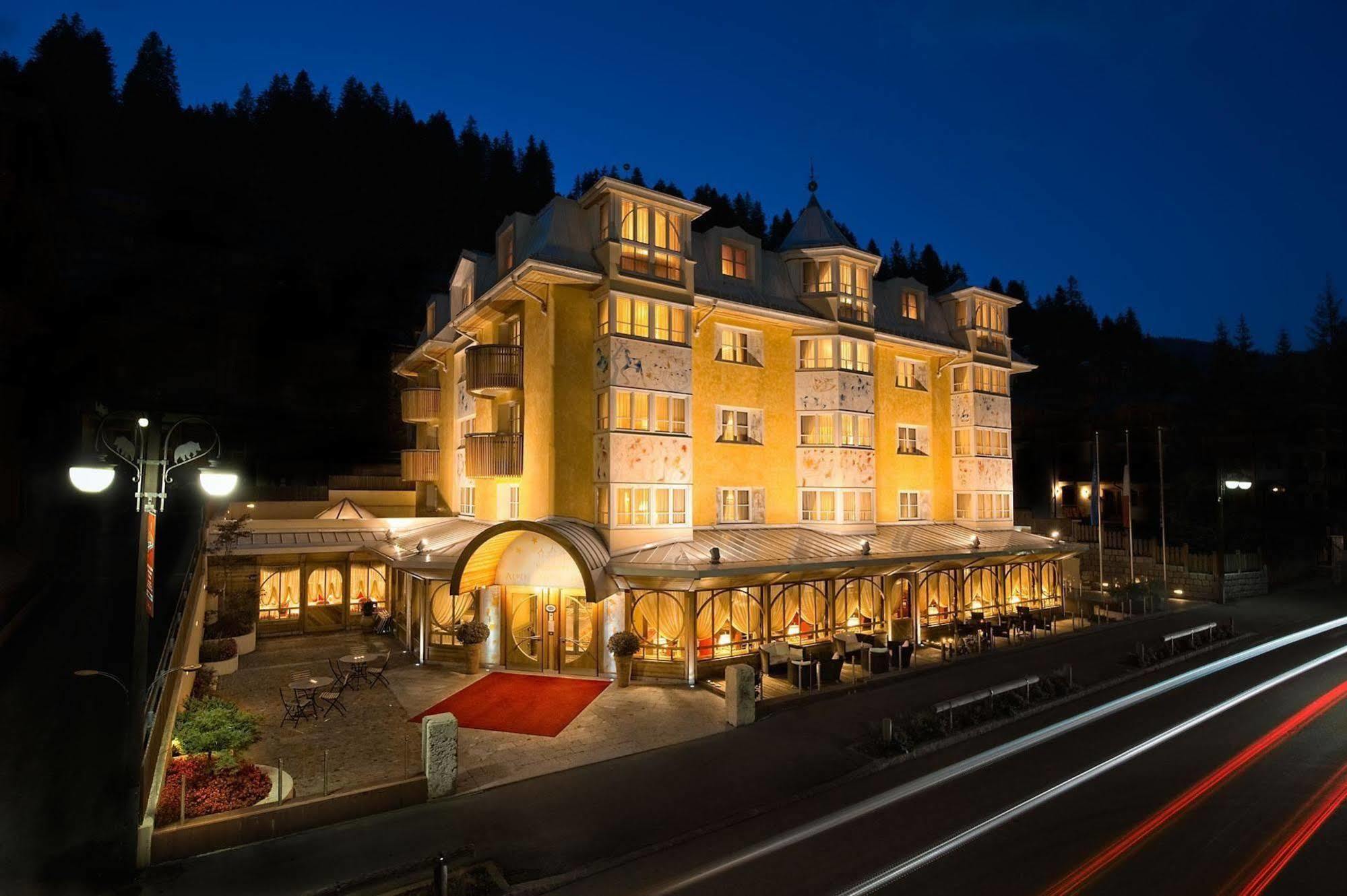 Alpen Suite Hotel Madonna エクステリア 写真